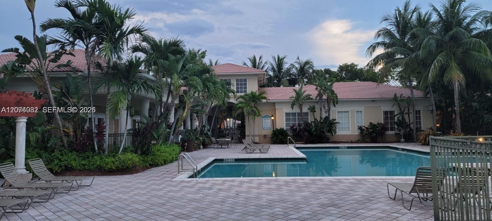 For Rent: $2,350 (1 beds, 1 baths, 850 Square Feet)