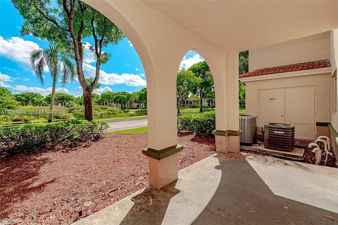 For Rent: $2,350 (1 beds, 1 baths, 850 Square Feet)