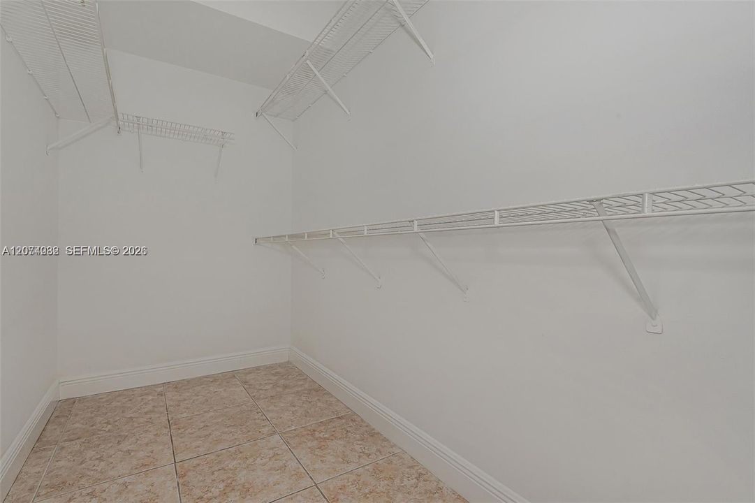 For Rent: $2,350 (1 beds, 1 baths, 850 Square Feet)