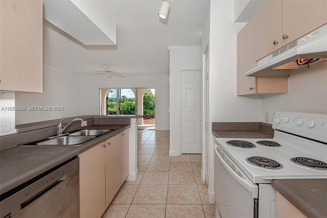 For Rent: $2,350 (1 beds, 1 baths, 850 Square Feet)