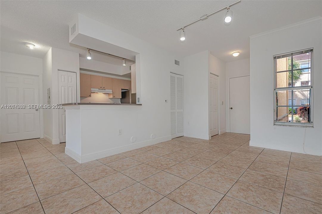 For Rent: $2,350 (1 beds, 1 baths, 850 Square Feet)