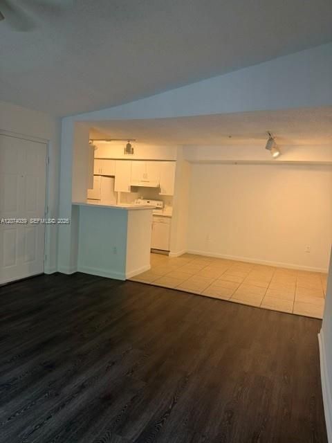 For Rent: $1,700 (1 beds, 1 baths, 684 Square Feet)