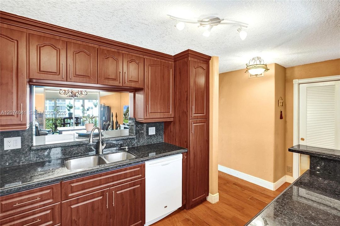 For Sale: $200,000 (2 beds, 2 baths, 1092 Square Feet)
