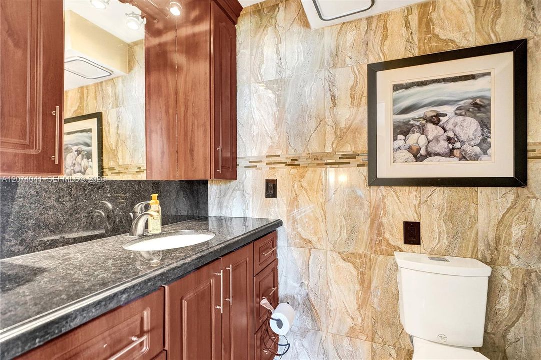 For Sale: $200,000 (2 beds, 2 baths, 1092 Square Feet)