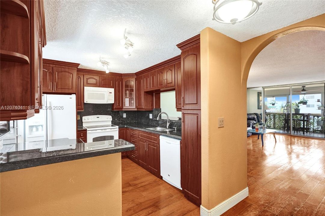 For Sale: $200,000 (2 beds, 2 baths, 1092 Square Feet)