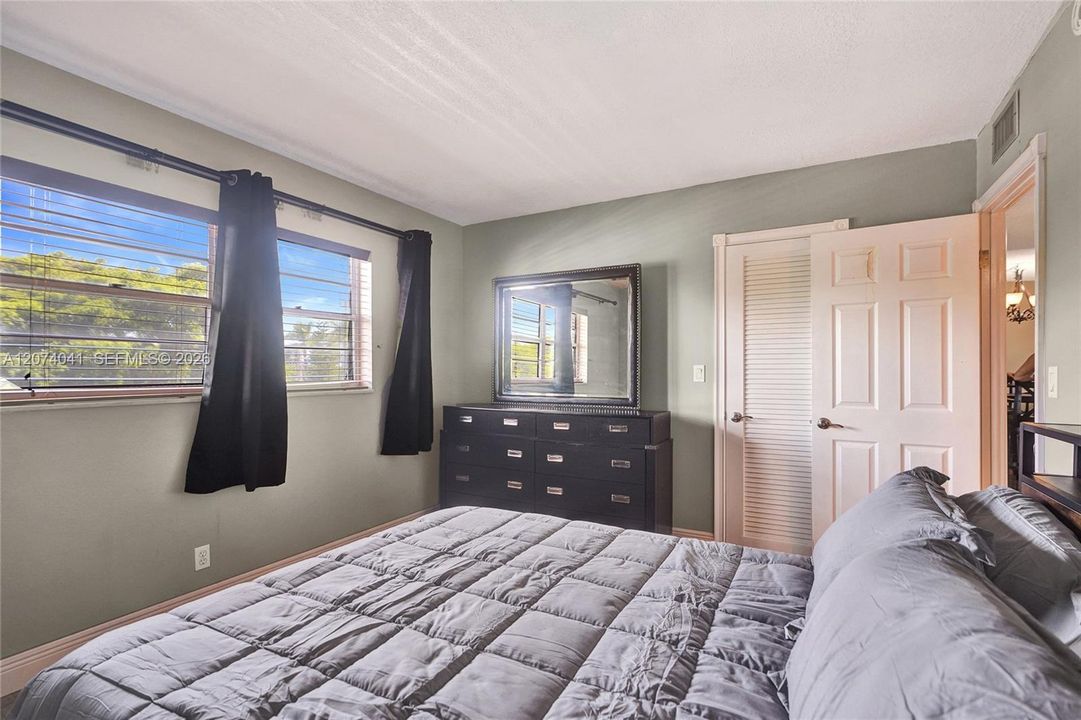 For Sale: $200,000 (2 beds, 2 baths, 1092 Square Feet)