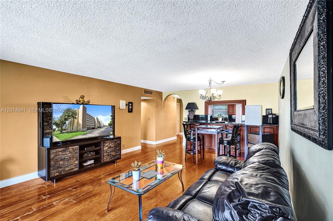 For Sale: $200,000 (2 beds, 2 baths, 1092 Square Feet)