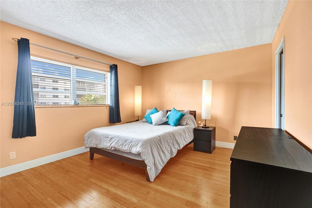 For Sale: $200,000 (2 beds, 2 baths, 1092 Square Feet)
