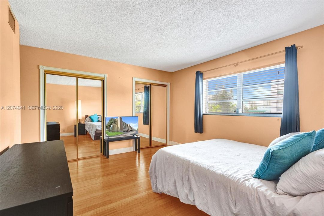 For Sale: $200,000 (2 beds, 2 baths, 1092 Square Feet)