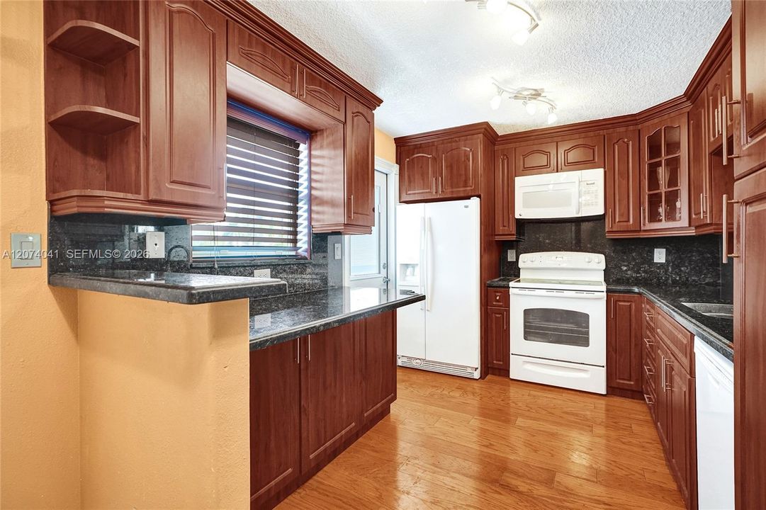 For Sale: $200,000 (2 beds, 2 baths, 1092 Square Feet)