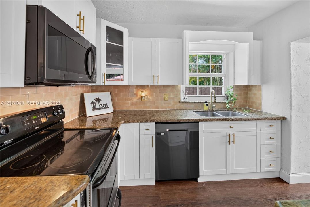 For Sale: $995,000 (2 beds, 1 baths, 962 Square Feet)