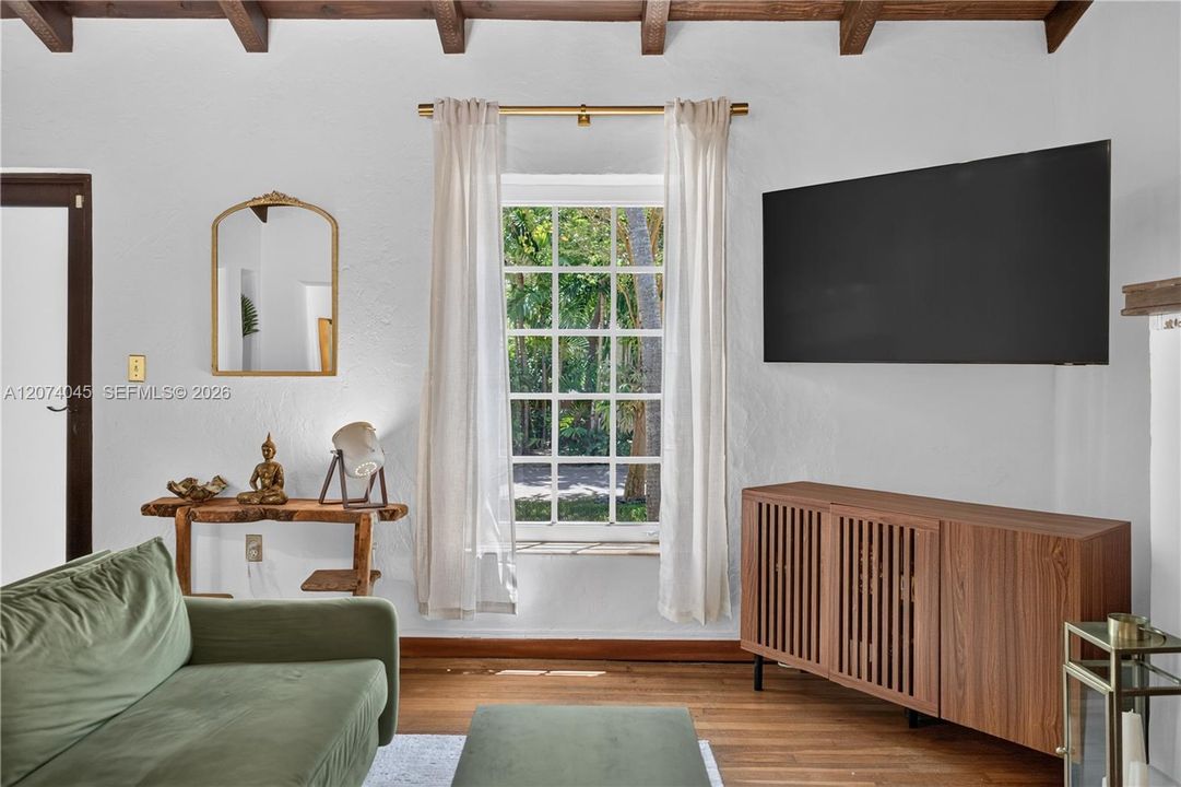 For Sale: $995,000 (2 beds, 1 baths, 962 Square Feet)