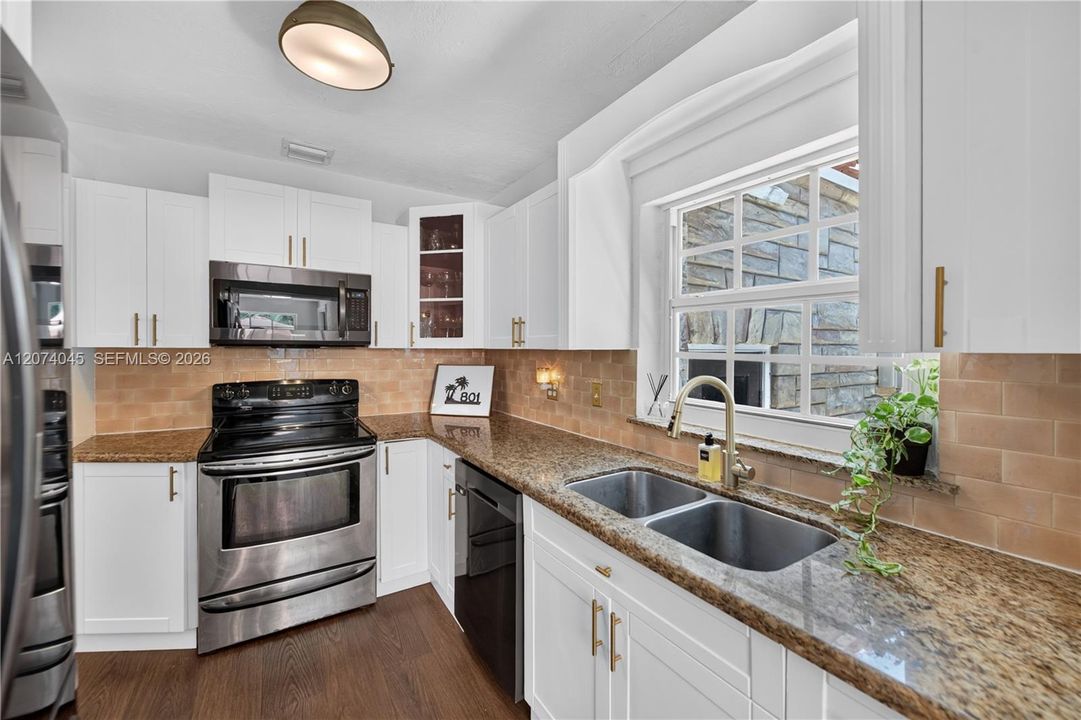 For Sale: $995,000 (2 beds, 1 baths, 962 Square Feet)