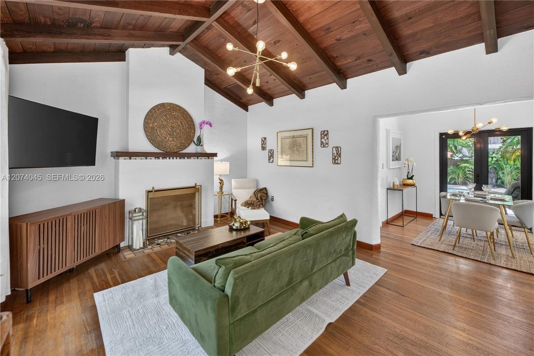 For Sale: $995,000 (2 beds, 1 baths, 962 Square Feet)