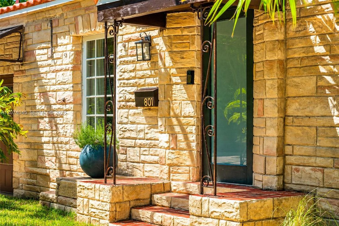 For Sale: $995,000 (2 beds, 1 baths, 962 Square Feet)