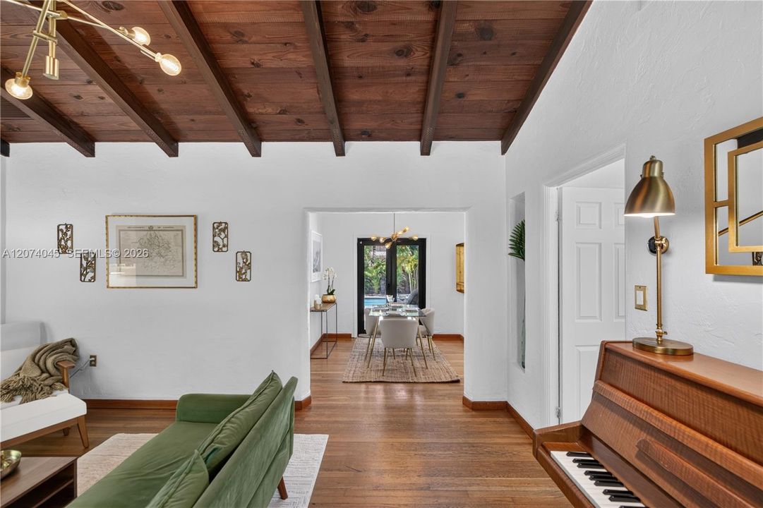 For Sale: $995,000 (2 beds, 1 baths, 962 Square Feet)