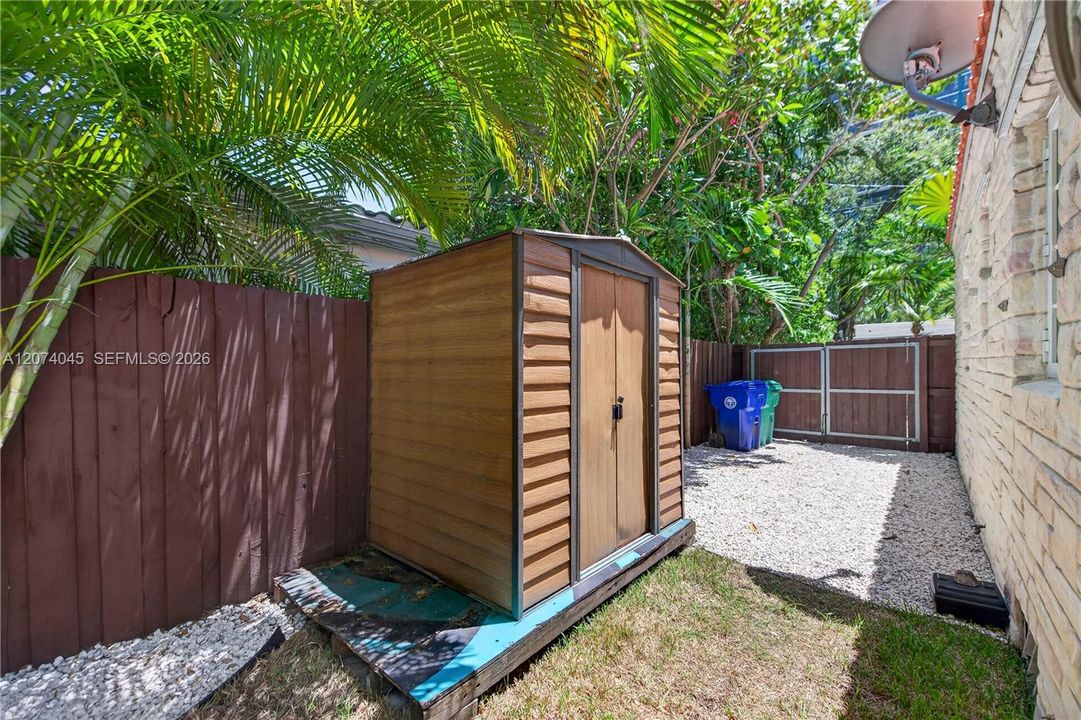 For Sale: $995,000 (2 beds, 1 baths, 962 Square Feet)