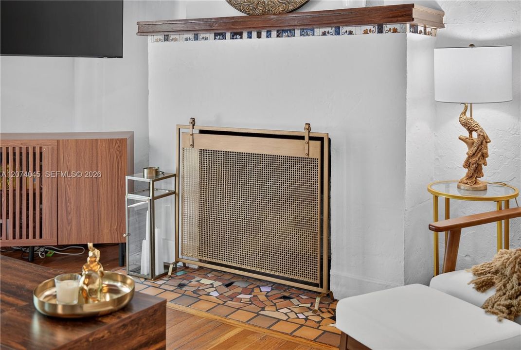 For Sale: $995,000 (2 beds, 1 baths, 962 Square Feet)