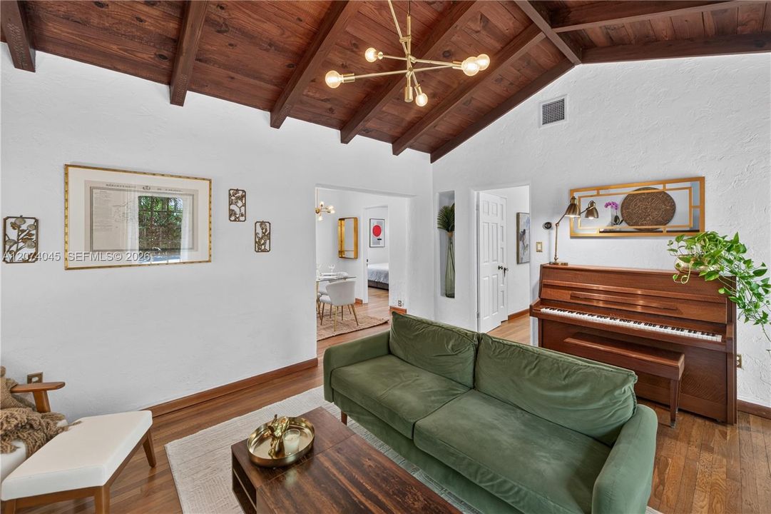 For Sale: $995,000 (2 beds, 1 baths, 962 Square Feet)