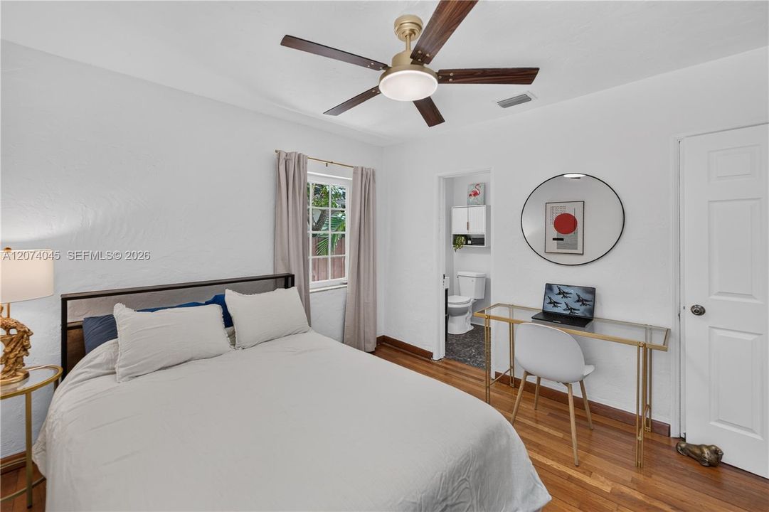 For Sale: $995,000 (2 beds, 1 baths, 962 Square Feet)