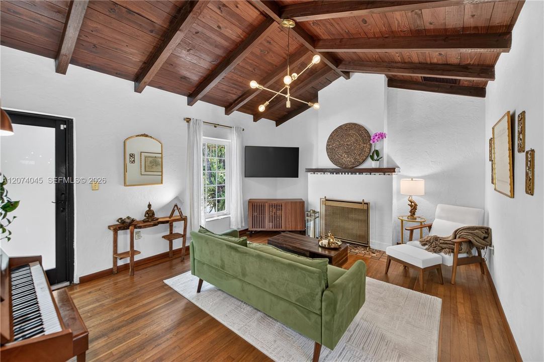For Sale: $995,000 (2 beds, 1 baths, 962 Square Feet)