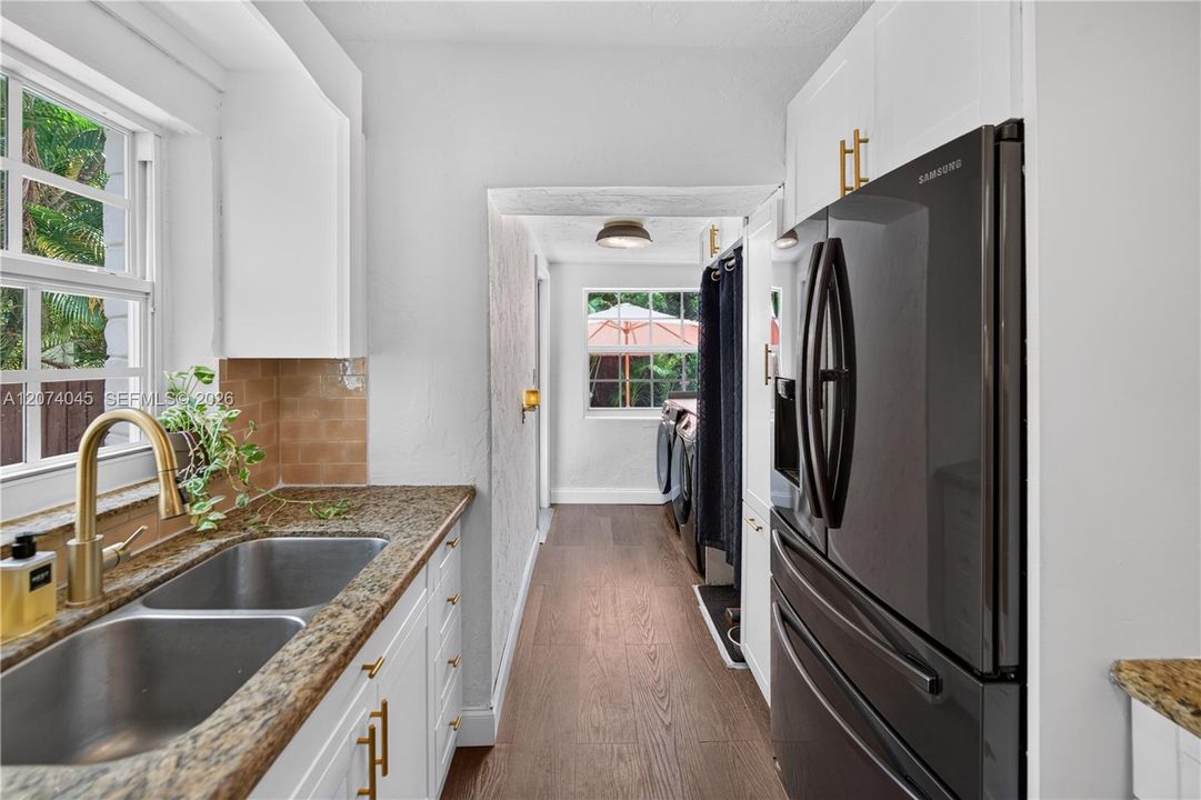 For Sale: $995,000 (2 beds, 1 baths, 962 Square Feet)
