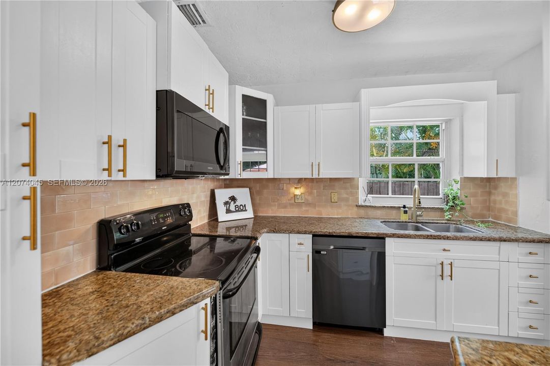 For Sale: $995,000 (2 beds, 1 baths, 962 Square Feet)