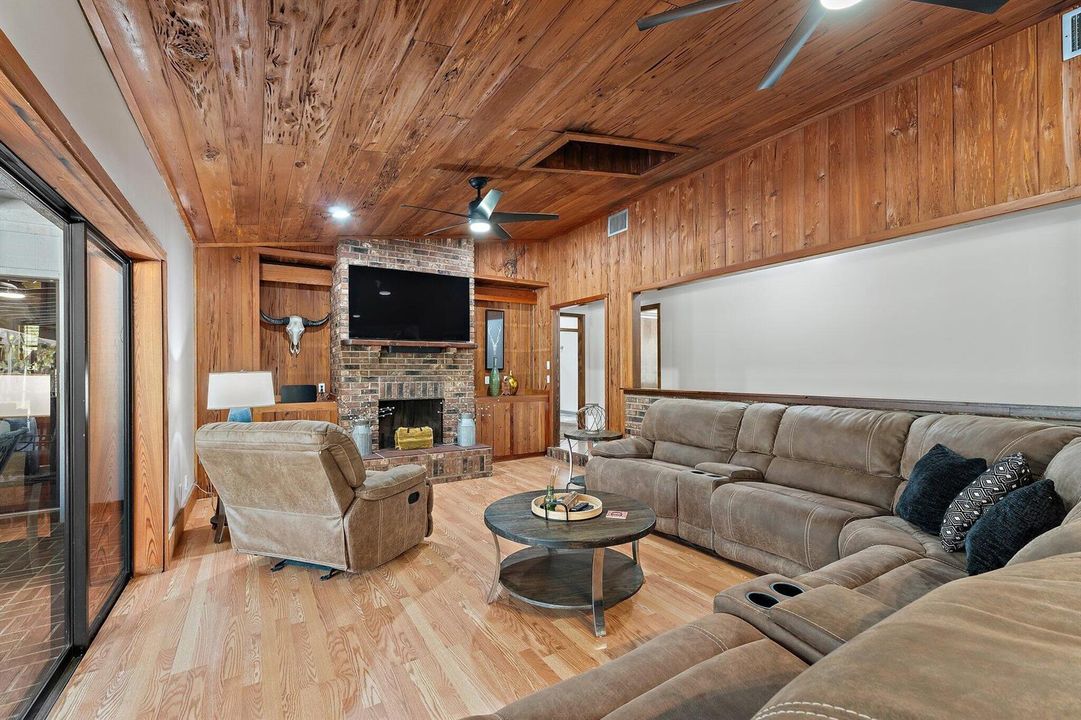 012-12395-153rdCtN-Living-Room