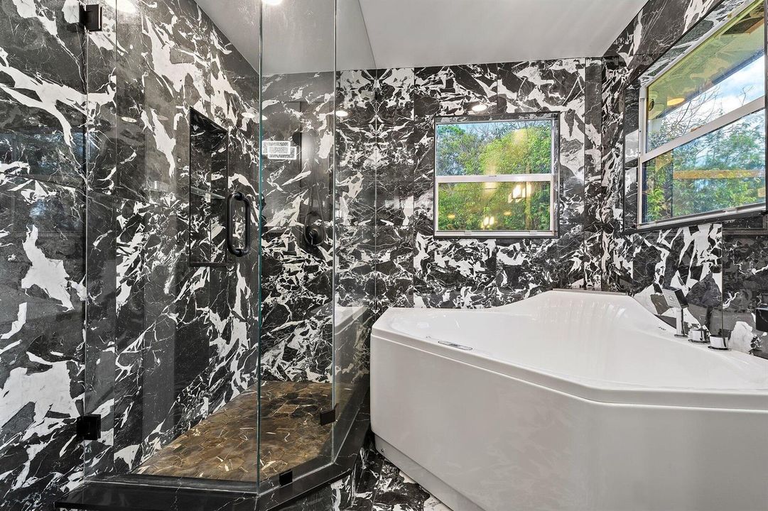 021-12395-153rdCtN-Primary-Bathroom