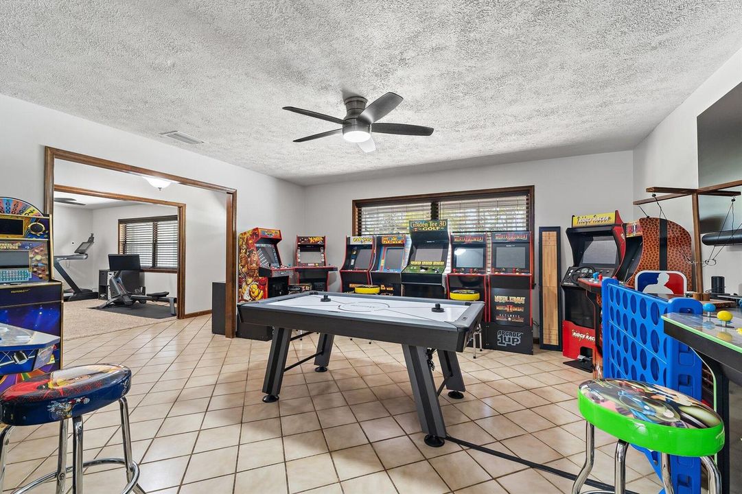 010-12395-153rdCtN-Game-Room