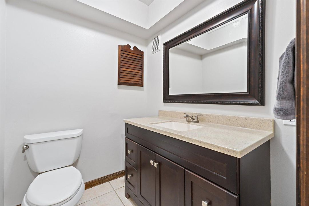 040-12395-153rdCtN-Half-Bath