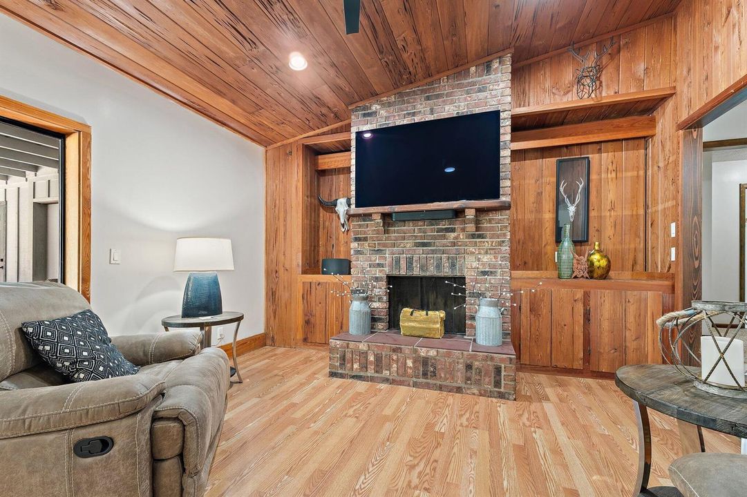 013-12395-153rdCtN-Living-Room