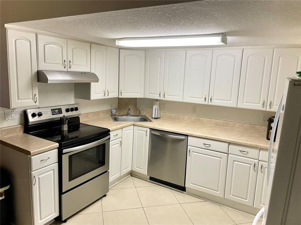 For Rent: $2,300 (3 beds, 2 baths, 960 Square Feet)