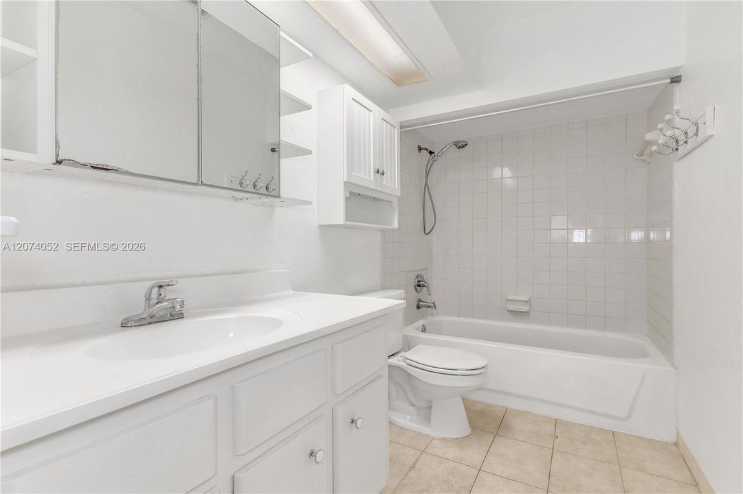 For Rent: $2,300 (3 beds, 2 baths, 960 Square Feet)