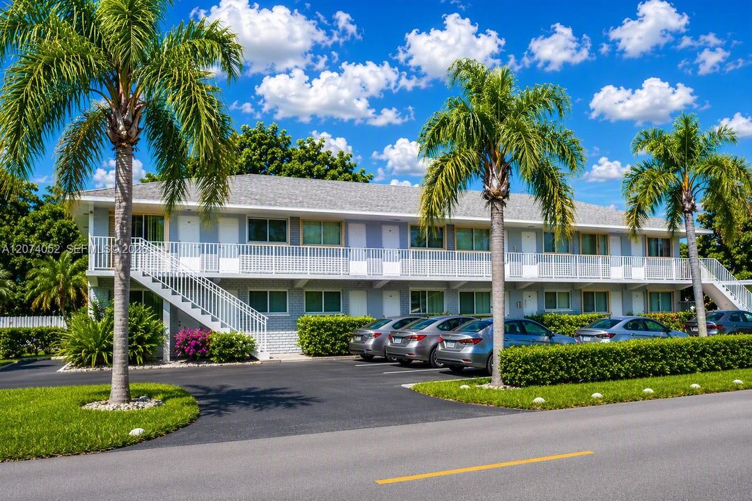 For Rent: $2,300 (3 beds, 2 baths, 960 Square Feet)