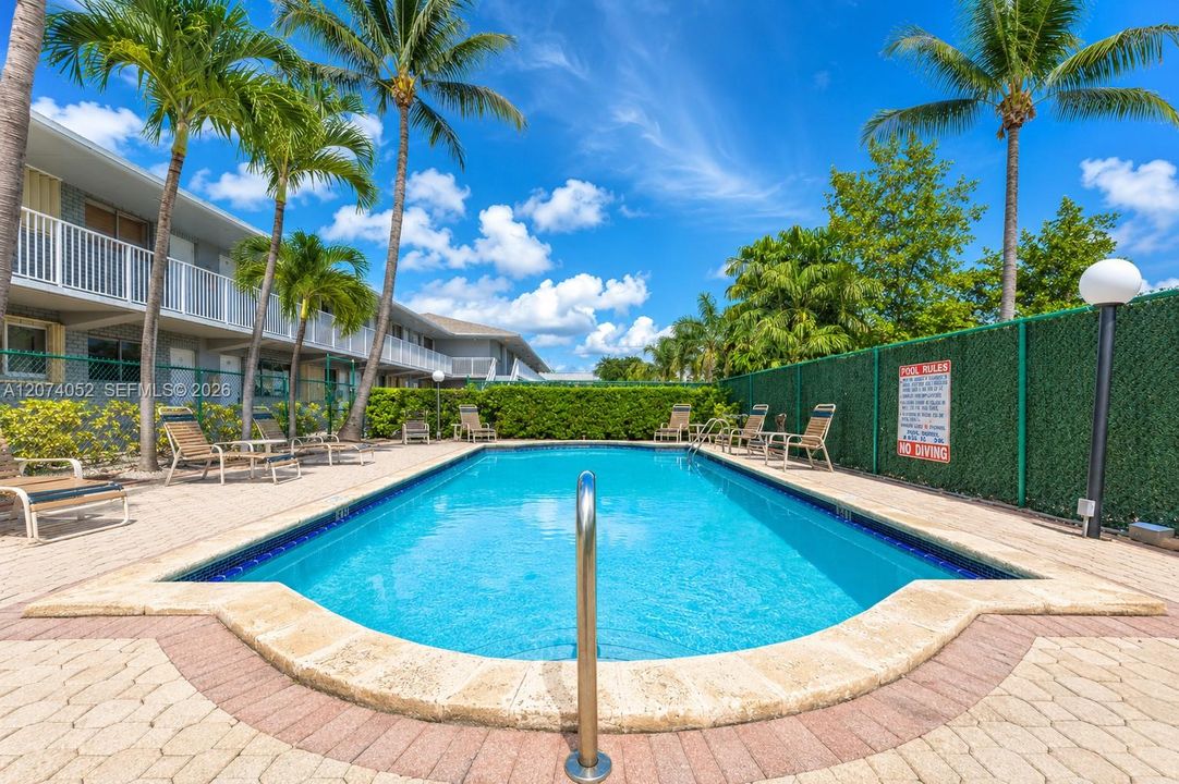 For Rent: $2,300 (3 beds, 2 baths, 960 Square Feet)