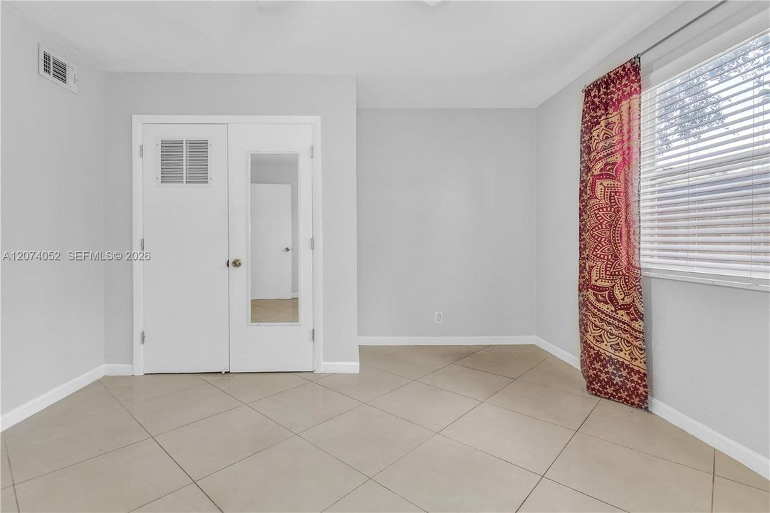 For Rent: $2,300 (3 beds, 2 baths, 960 Square Feet)