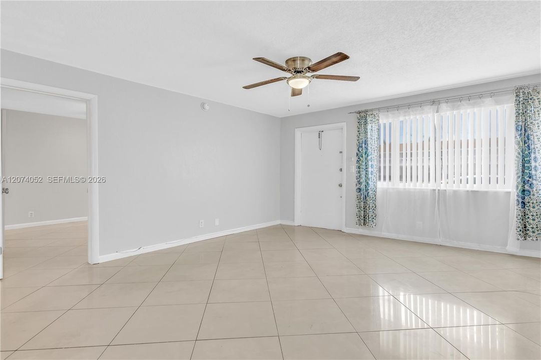 For Rent: $2,300 (3 beds, 2 baths, 960 Square Feet)