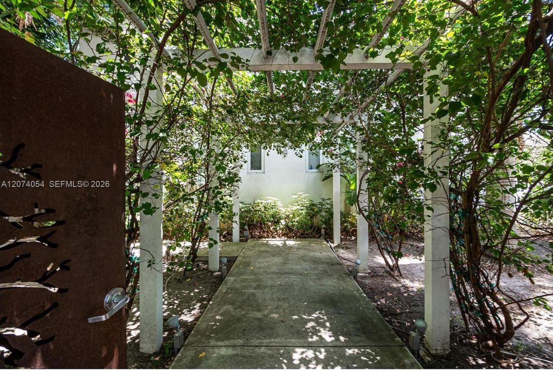 For Rent: $2,350 (1 beds, 1 baths, 600 Square Feet)