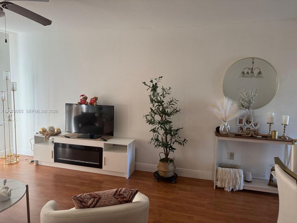 For Rent: $1,400 (1 beds, 1 baths, 666 Square Feet)