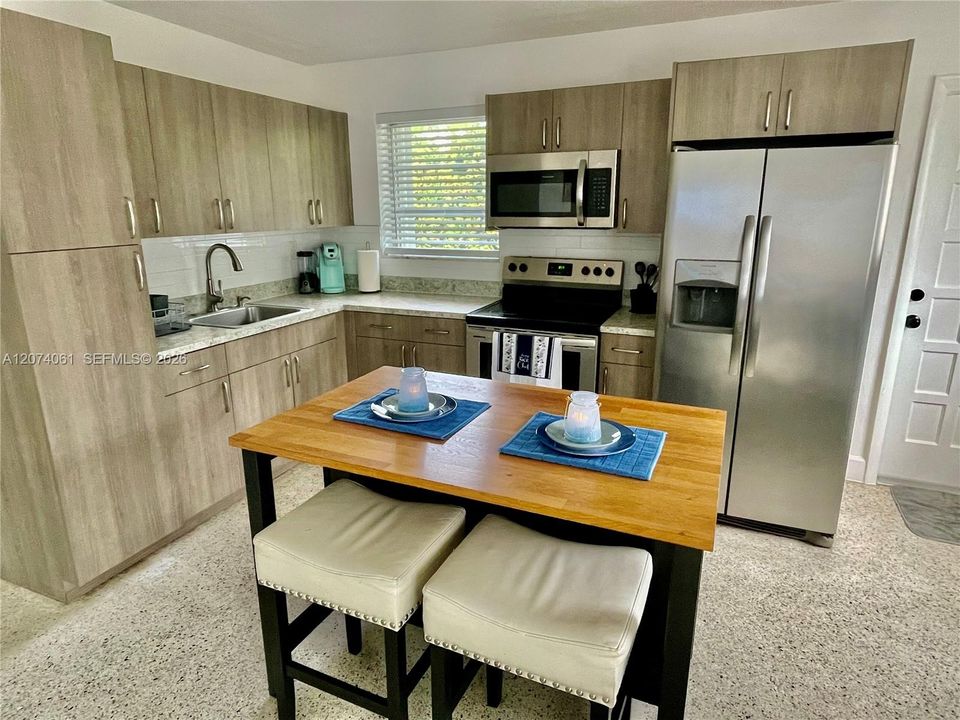 For Sale: $525,000 (3 beds, 1 baths, 960 Square Feet)