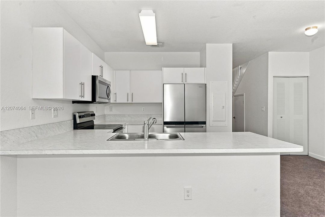 For Sale: $330,000 (3 beds, 3 baths, 1440 Square Feet)