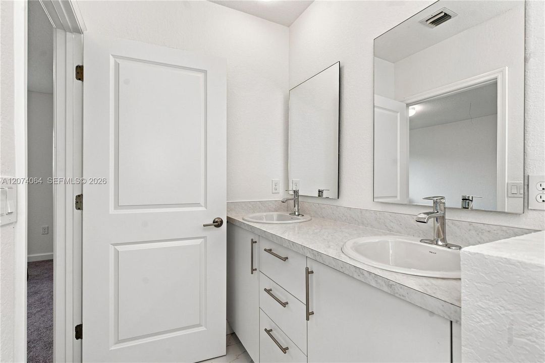 For Sale: $330,000 (3 beds, 3 baths, 1440 Square Feet)