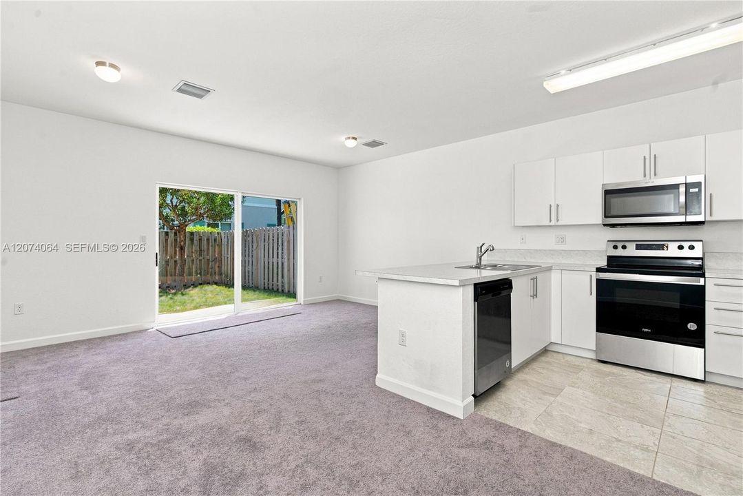 For Sale: $330,000 (3 beds, 3 baths, 1440 Square Feet)