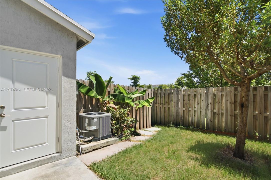 For Sale: $330,000 (3 beds, 3 baths, 1440 Square Feet)
