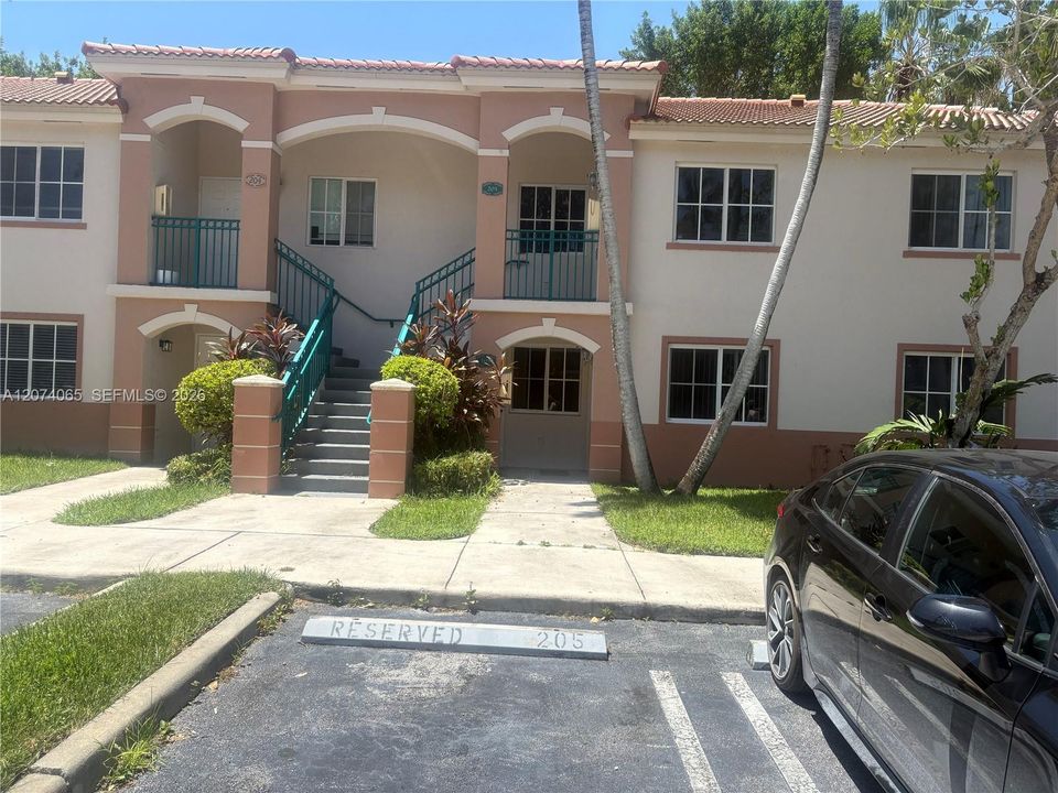 For Sale: $205,000 (2 beds, 2 baths, 822 Square Feet)