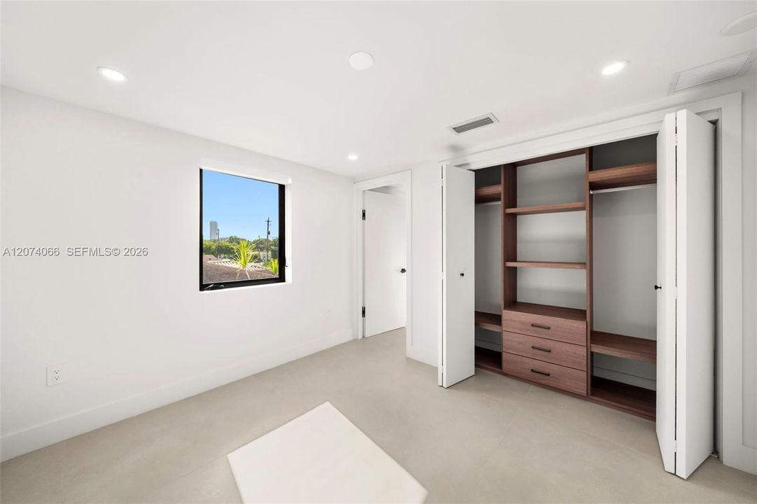For Sale: $1,579,000 (3 beds, 3 baths, 2237 Square Feet)