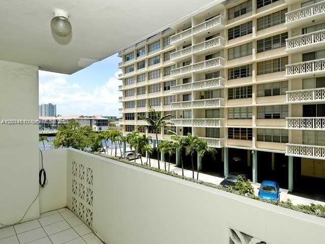 For Sale: $255,000 (2 beds, 2 baths, 1100 Square Feet)