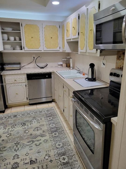 For Sale: $255,000 (2 beds, 2 baths, 1100 Square Feet)