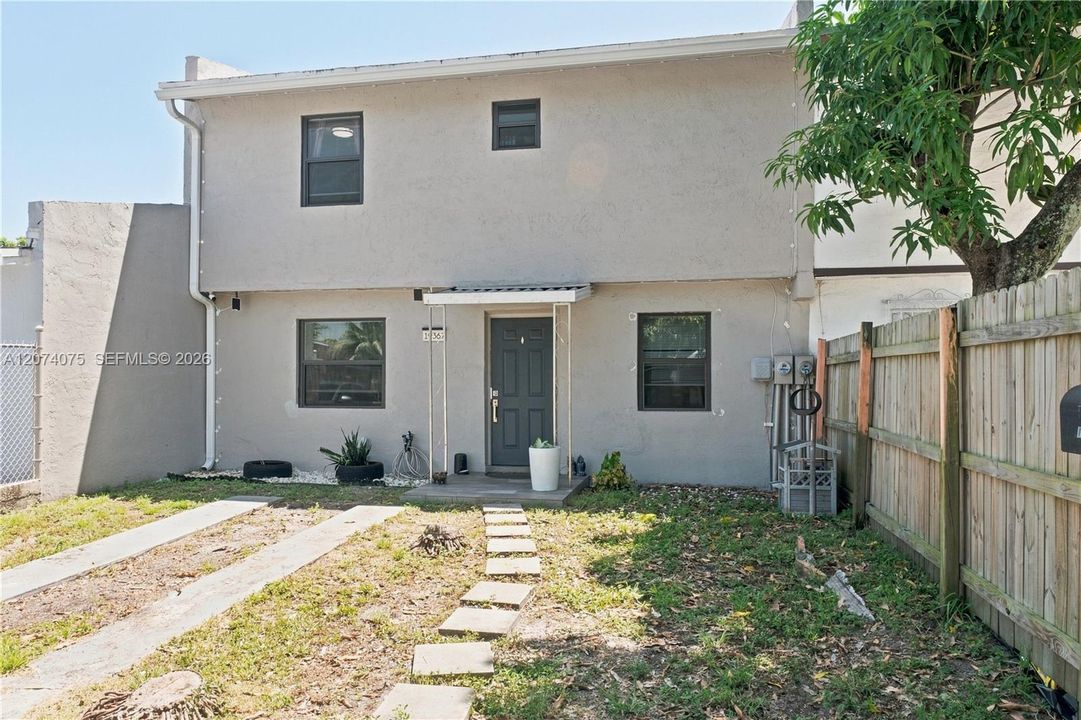 For Sale: $380,000 (3 beds, 1 baths, 1034 Square Feet)